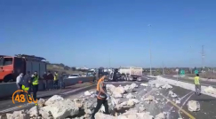  فيديو: انقلاب شاحنة بحادث بين شاحنتين قرب الرملة